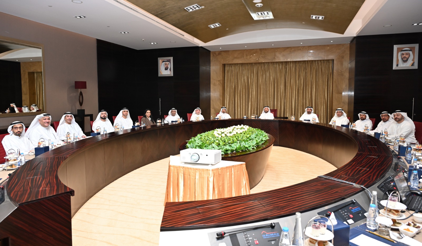 غرفة الشارقة تبحث تعزيز تنافسية القطاع الخاص