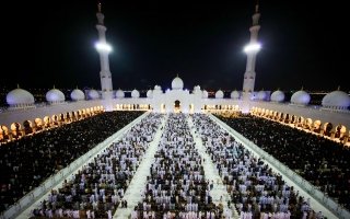 أكثر من 100 ألف مصل يحيون ليلة 27 رمضان في مركز جامع الشيخ زايد الكبير