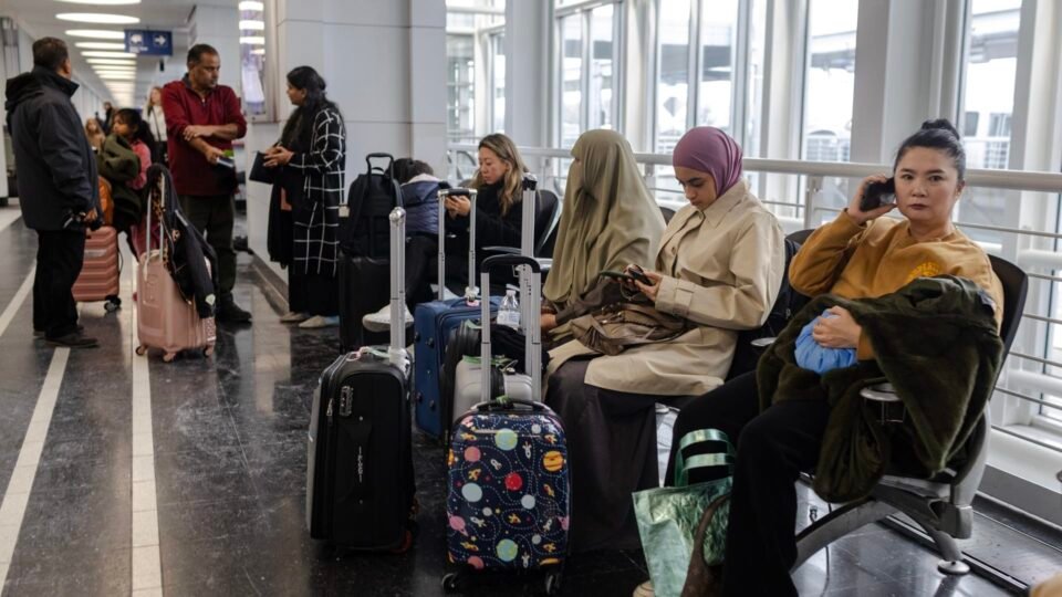 أكثر من 11 ألف رحلة جوية ملغاة..فوضى السفر بالشرق الأوسط في 3 رسوم بيانية