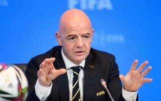 “اطردوهم”.. موقف رئيس “فيفا” من تغطية اللاعبين أفواههم خلال المشادات الكلامية