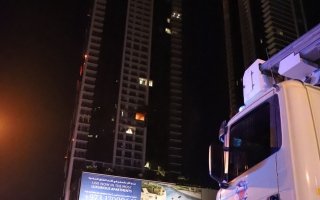 السيطرة على حريق في شقة بمبنى سكني استهدفه العدوان الإيراني