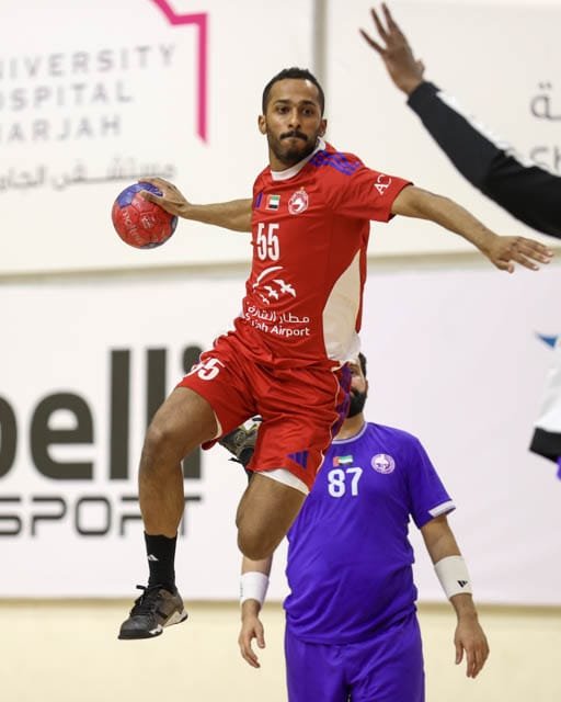 الشارقة يفوز على الذيد ويعزز صدارته لدوري كرة اليد