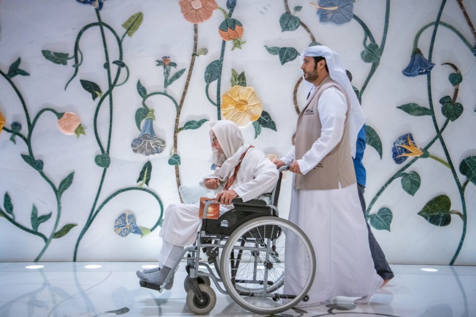 العمل التطوعي في مركز جامع الشيخ زايد الكبير "نتطوّع شكرًا لعطاء الوطن"