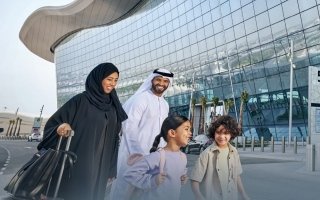 الفرق الميدانية في مطار زايد الدولي تواصل عملها على مدار الساعة لضمان سلامة المسافرين