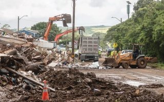 توقعات بتجاوز كلفة أضرار فيضانات هاواي مليار دولار