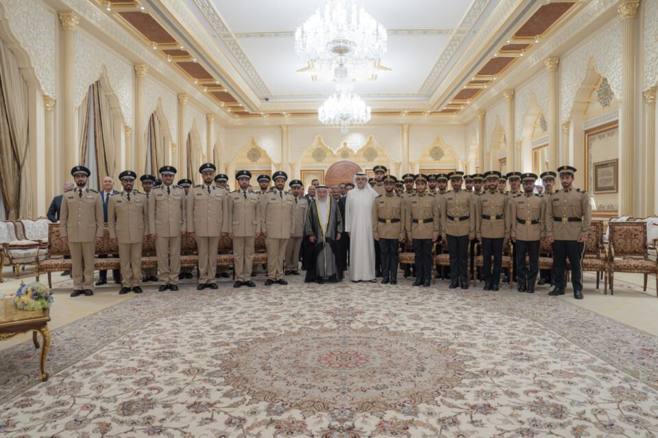 حاكم الشارقة يستقبل وفد أكاديمية الشارقة للعلوم الشرطية