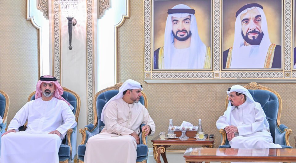 حاكم عجمان وولي عهده يستقبلان وزير العدل والمهنئين برمضان