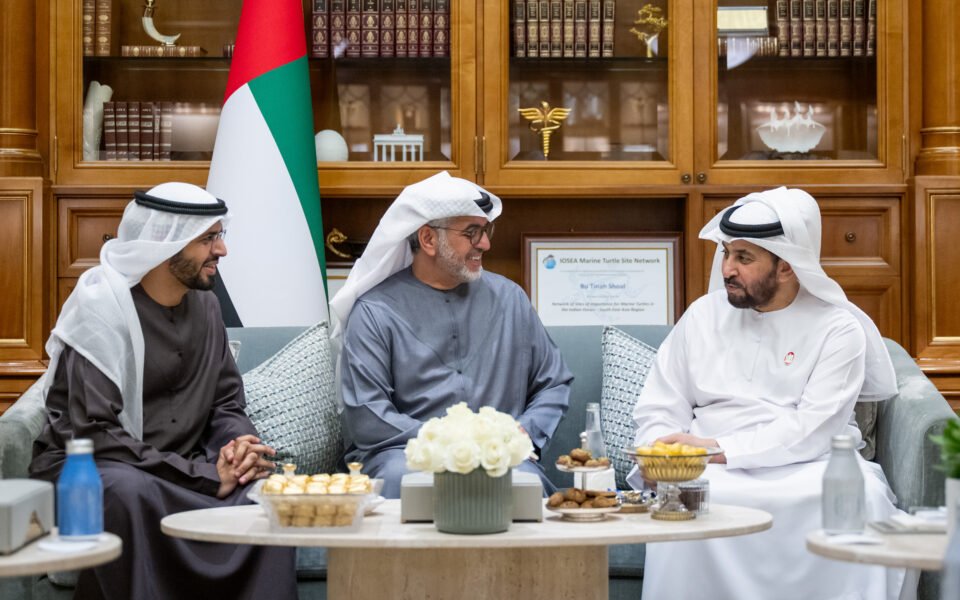 حمدان بن زايد يقف على سير برامج الهلال الأحمر الرمضانية داخل الدولة وخارجها