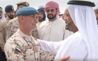 رئيس أركان القوات المسلحة يقدم واجب العزاء لأسر شهيدي الإمارات