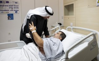 رئيس الدولة يزور عدداً من المصابين الذين يتلقون العلاج في المستشفى