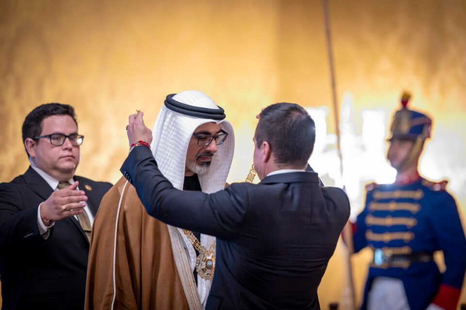 رئيس جمهورية الإكوادور يمنح ولي عهد أبوظبي وسام الاستحقاق الوطني