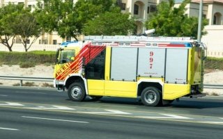 شرطة أبوظبي تتعامل مع حريق في موقع إنشاءات بمنطقة المشرف