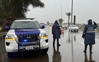 شرطة أبوظبي تهيب بالسائقين الالتزام بالقيادة الآمنة وبإرشادات السلامة خلال الأجواء الماطرة