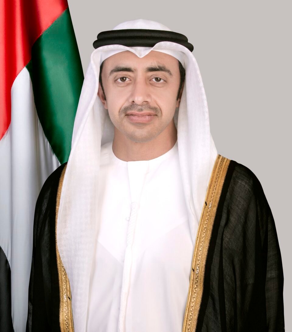 عبدالله بن زايد يبحث خلال اتصالات هاتفية مع عدد من المسؤولين ووزراء الخارجية التطورات الإقليمية في أعقاب الاعتداءات الصاروخية الإيرانية السافرة على الإمارات ودول شقيقة