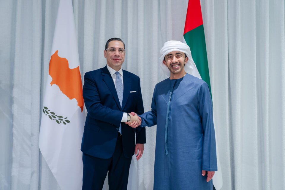 عبدالله بن زايد يستقبل وزير خارجية قبرص