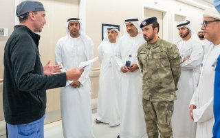 وفد قيادي من أبوظبي يزور المصابين جرّاء الأحداث الإقليمية في مدينة الشيخ شخبوط الطبية