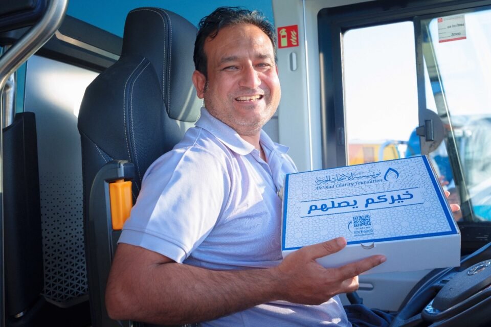 ‎"نقل عجمان" توزع 6000 وجبة إفطار ضمن "فطوركم علينا"