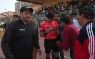 إيقاف طاقم تحكيم مصري بعد “أغرب واقعة فار”