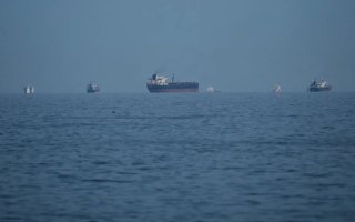 استئناف الحركة في مضيق هرمز بعد وقف إطلاق النار بين أميركا وإيران