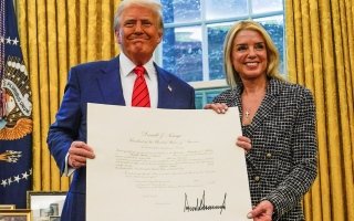 الرئيس الأميركي يقيل وزيرة العدل