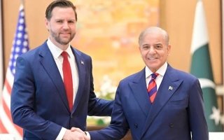 الوفدان الأميركي والإيراني يلتقيان رئيس الوزراء الباكستاني بشكل منفصل