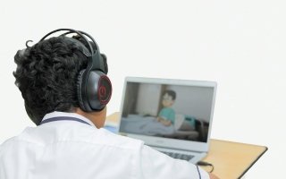 بسبب إيقاف الحافلات.. مدارس خاصة في أبوظبي تتيح استمرار التعلم عن بُعد للطلبة غير القادرين على الحضور