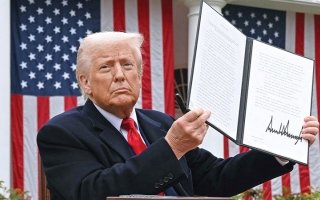 ترامب يأمر برسوم جديدة على الأدوية رغم قرارات المحكمة العليا ضدها