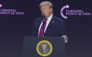 ترامب يتعهد بنشر وثائق “مثيرة للاهتمام” حول الأجسام الطائرة المجهولة قريباً