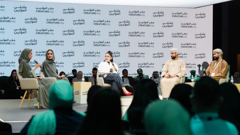 توائم البودكاست: هندسة الأسئلة الجريئة تهدم جدار النمطية وتصنع التأثير