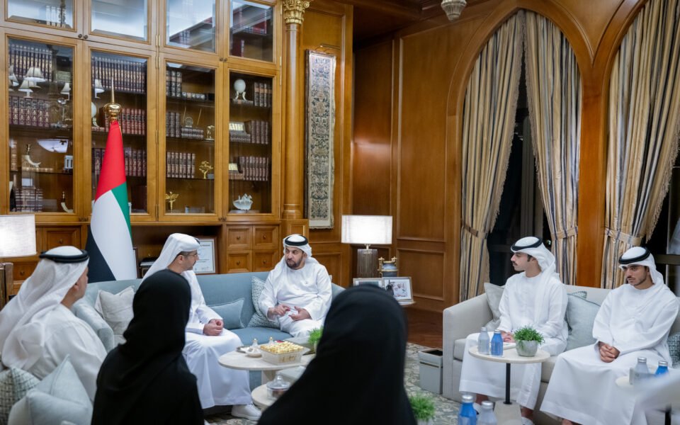 حمدان بن زايد يستقبل وفد مجموعة موانئ أبوظبي ويطلع على مستجدات تطوير البنية التحتية البحرية في الظفرة