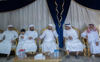 حمدان بن محمد يقدّم واجب العزاء في وفاة حميد حارب المهيري