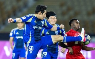 خطأ دفاعي وقرار تحكيمي يطيحان بشباب الأهلي من دوري أبطال آسيا