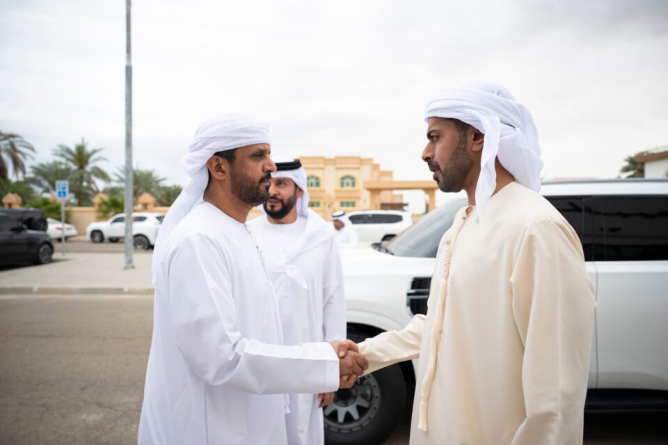خليفة بن طحنون بن محمد يُقدِّم واجب العزاء في وفاة نشبه سالم العامري