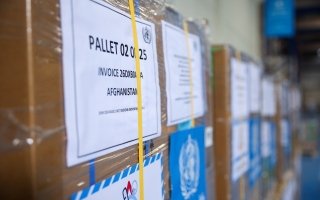 “دبي الإنسانية” تسيّر شحنة جوية لنقل مواد طبية إغاثية إلى أفغانستان