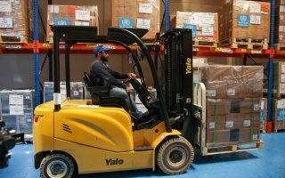 دبي الإنسانية تنقل شحنة مساعدات طبية حيوية لمنظمة الصحة العالمية إلى غزة