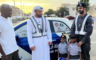 شرطة أبوظبي تنفذ مبادرة إنسانية وتحقق أمنية طفلين