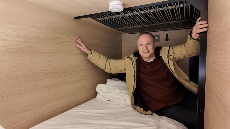 فندق كبسولة في لندن بـ40 دولارًا في الليلة.. كيف هي تجربة النوم فيه؟