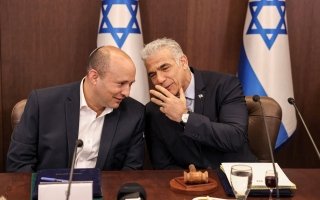 لابيد وبينيت يعلنان اندماج حزبيهما للإطاحة بنتنياهو في الانتخابات الإسرائيلية