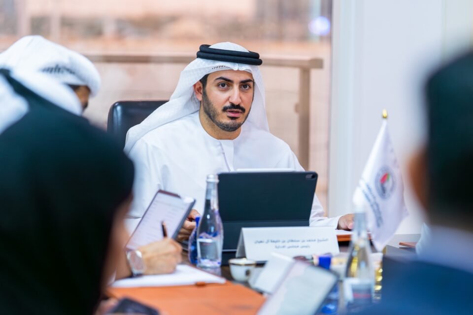 نادي أبوظبي للرياضات البحرية يبحث خطط تنظيم السباقات والبطولات