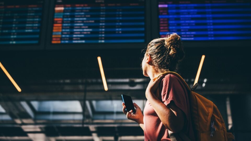 هل تعلم أنّك تدفع رسومًا خفية عندما تغادرة بلدًا ما؟