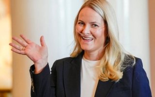 ولية عهد النرويج تظهر في مناسبة رسمية وهي تحمل أنبوب أكسجين