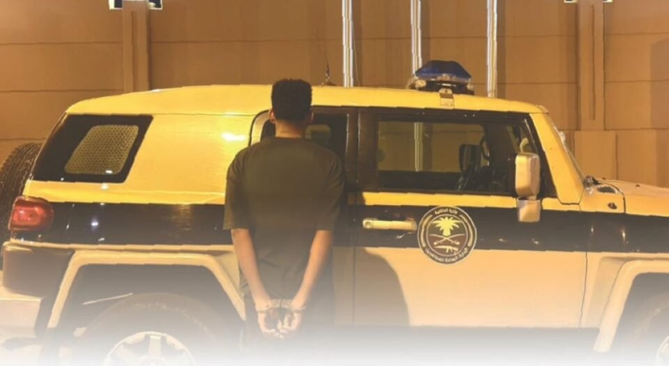 15 سنة سجن ومليون ريال غرامة.. ضبط مقيم نقل 9 مخالفين بجازان