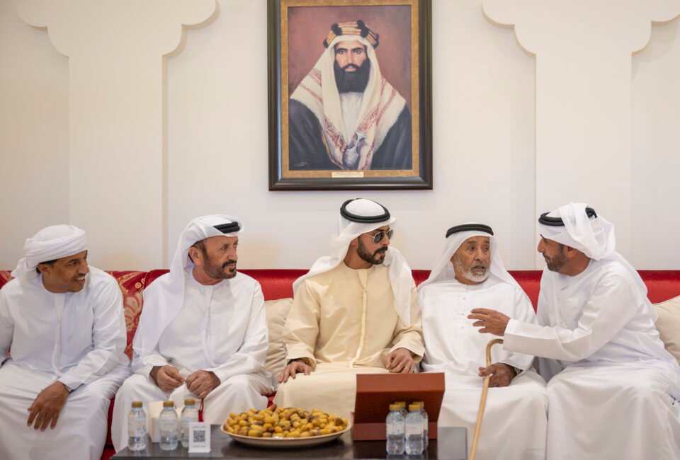 خليفة بن طحنون بن محمد يُقدِّم واجب العزاء في وفاة محمد عيلان المهيري