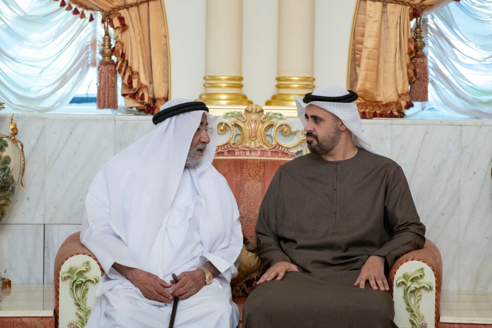 ذياب بن محمد بن زايد يقدم واجب العزاء في وفاة آمنة أحمد الظاهري