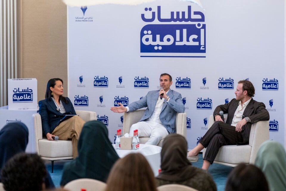 "دبي للصحافة" يُنظِّم جلسة حوارية تُسلِّط الضوء على دور صناع المحتوى في مواجهة التضليل الإعلامي