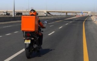 أبوظبي.. حظر سير دراجات التوصيل على الطرق السريعة اعتباراً من 15 مايو