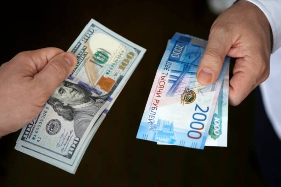 أمام الروبل.. ارتفاع سعر صرف اليورو وانخفاض الدولار واليوان
