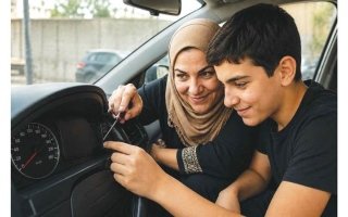 أمّ وابنها يتلاعبان في عداد سيارة لزيادة سعرها