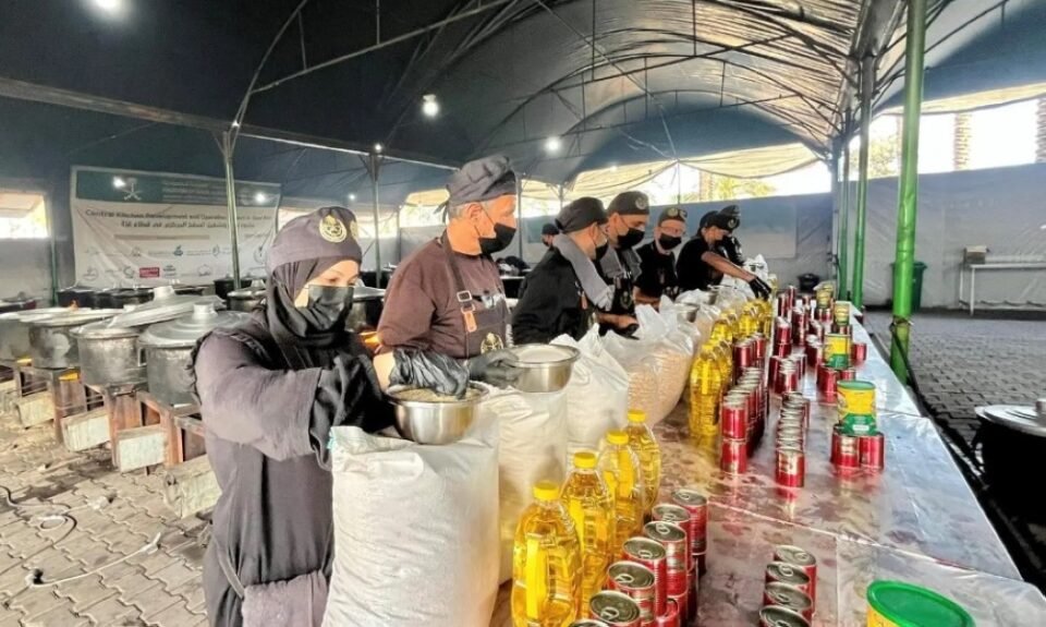 استفاد منها 25 ألف فرد.. السعودية تواصل توزيع الوجبات الغذائية في غزة