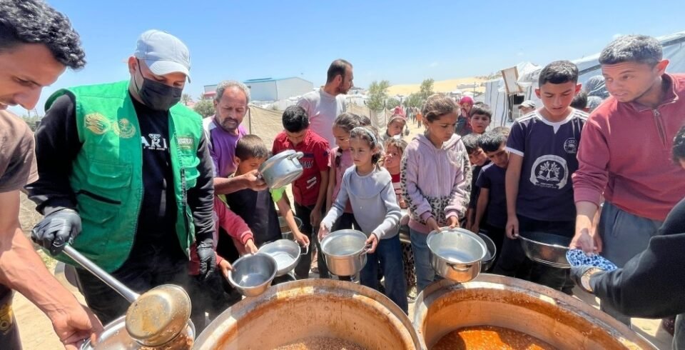 استفاد منها 25 ألفا.. السعودية تواصل دعم أهالي غزة بالوجبات الغذائية